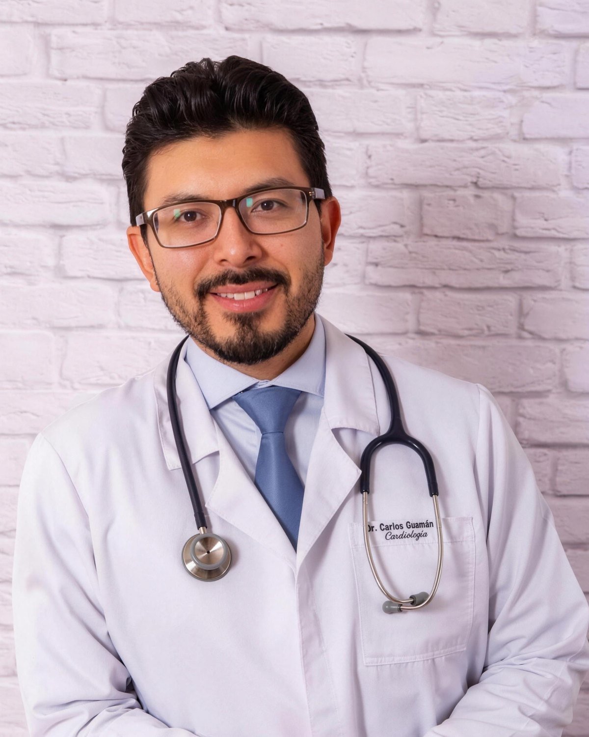 El Dr. Carlos Guamán V. con túnica y estetoscopio